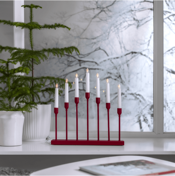 Aztra RØD Fra Star Trading - En klassisk lysestake som skaper julestemning i vinduet ditt.