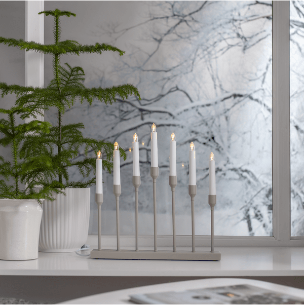 Aztra Beige Fra Star Trading - En klassisk lysstake som skaper julestemning i vinduet ditt.