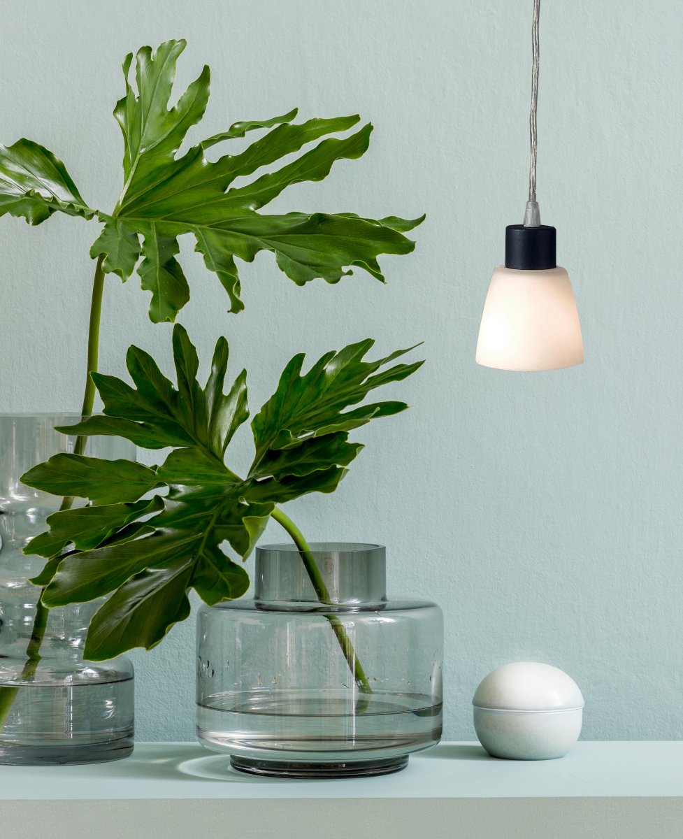 Småland Ø10 Hvit vinduslampe Fra Aneta Lighting - Lampen har en 4 meter ledning med bryter og EU-st&oslash;psel.