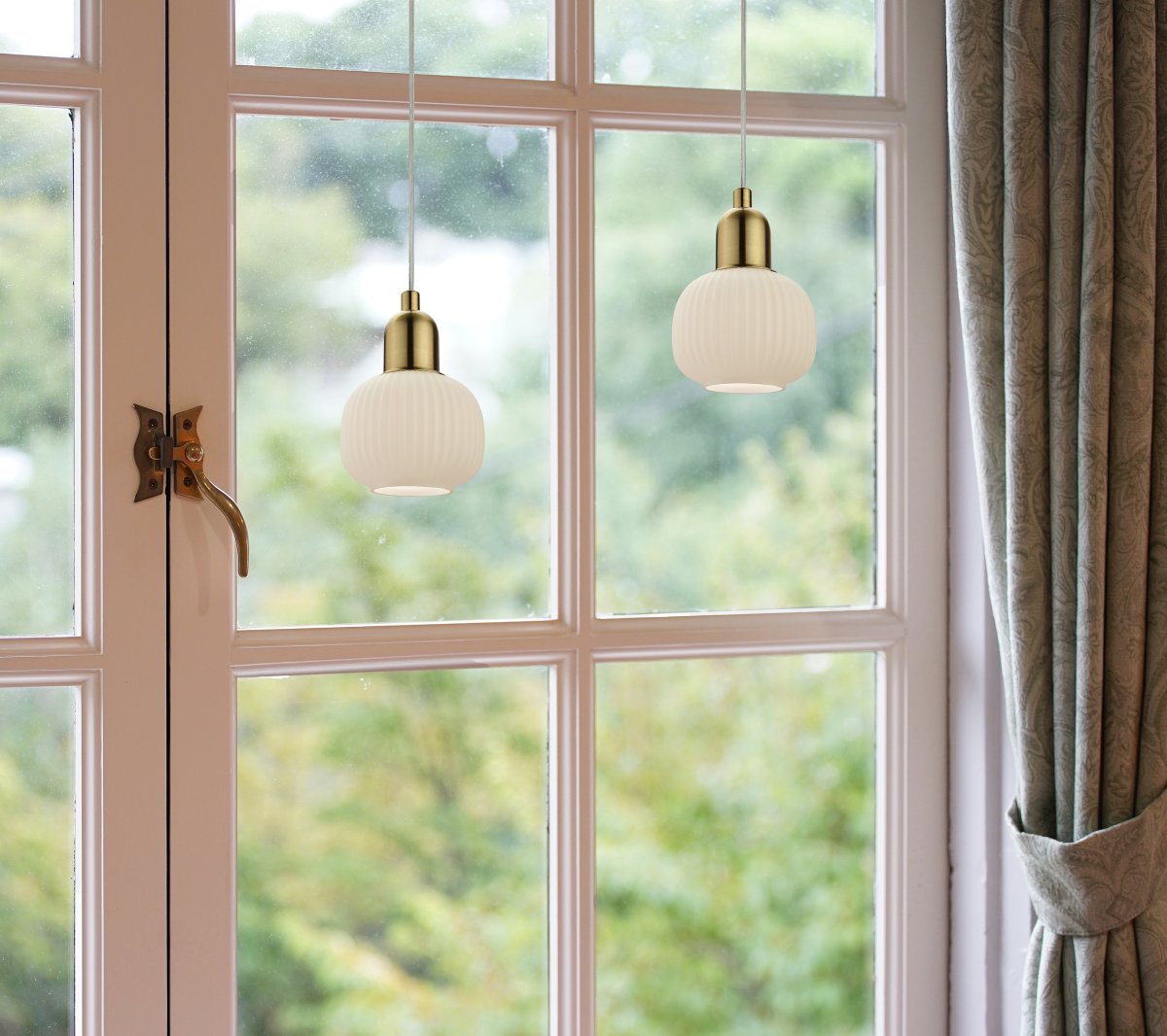 Elin Ø10 Matt messing vinduslampe Fra Aneta Lighting - Elin vinduslampe i matt messingfarget metall med hvit riflet glasskuppel.