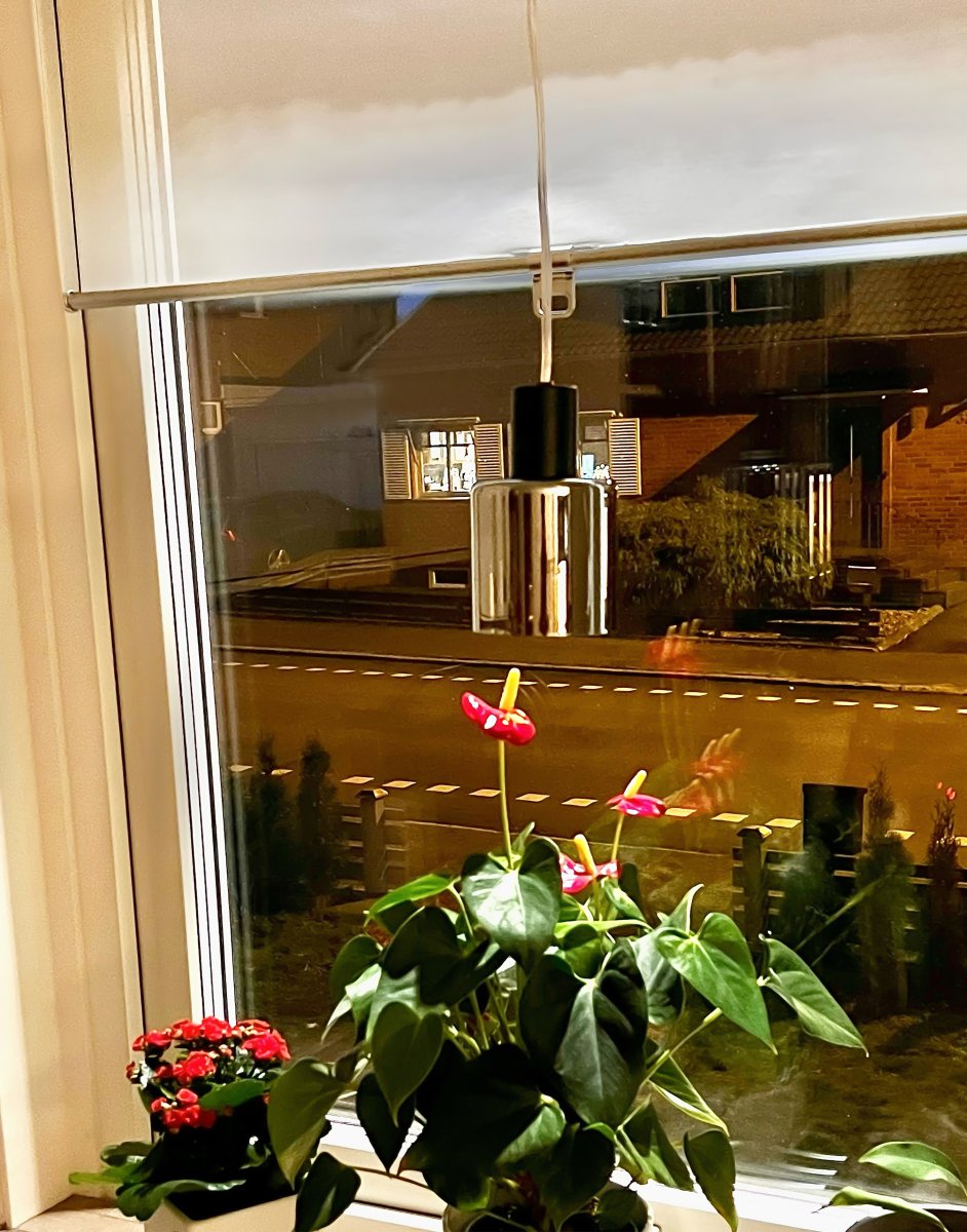 Cylinder Ø9 Svart vinduslampe Fra Aneta Lighting - Lampen monteres med først på; kabel og strømtilkobling med plugg.