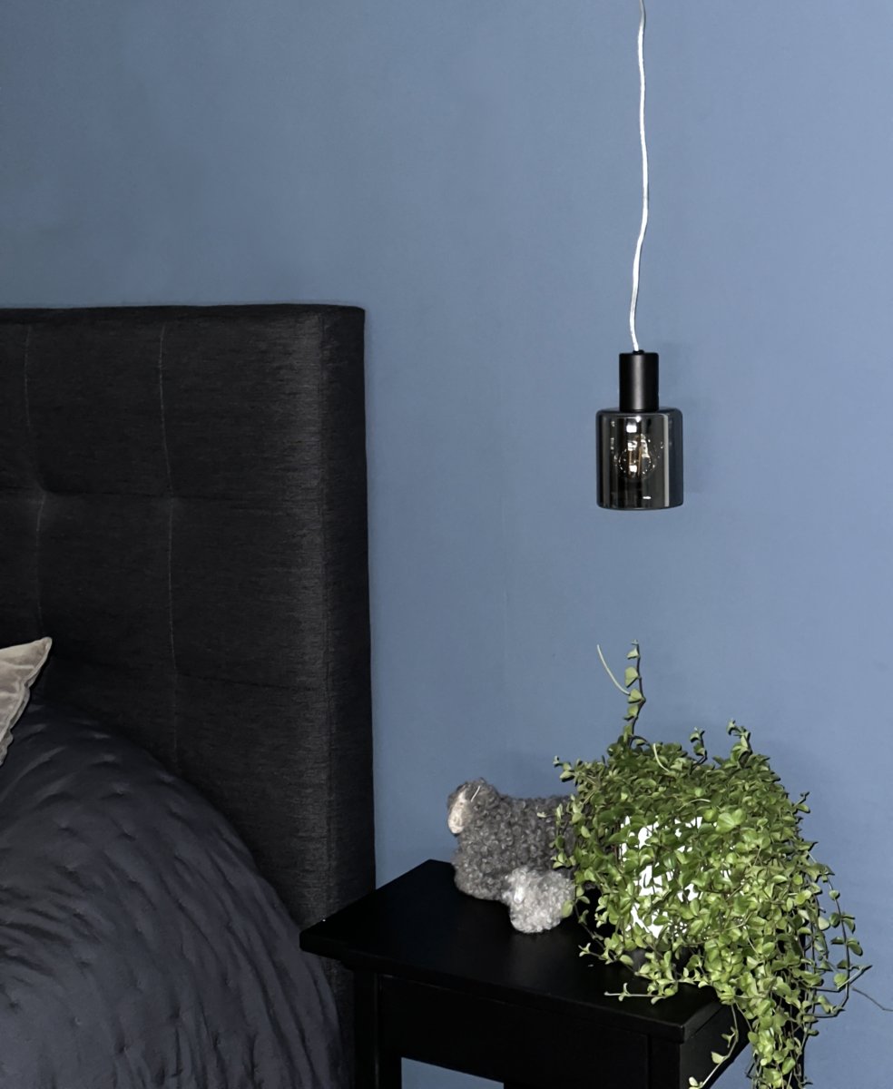 Cylinder Ø9 Svart vinduslampe Fra Aneta Lighting - Lampen monteres med først på; kabel og strømtilkobling med plugg.