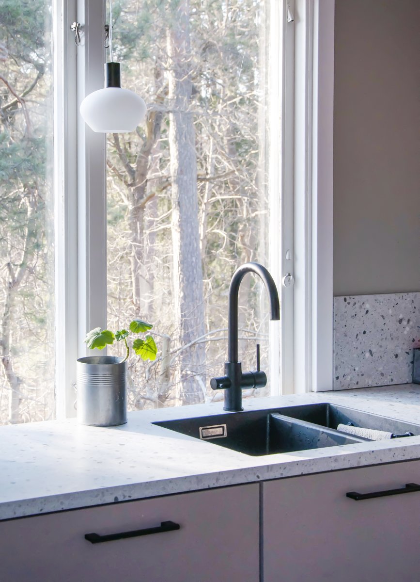 Bell Ø15 Hvit vinduslampe Fra Aneta Lighting - Laget av svart metall med en rund opalglassskjerm som gir en myk og behagelig glød.