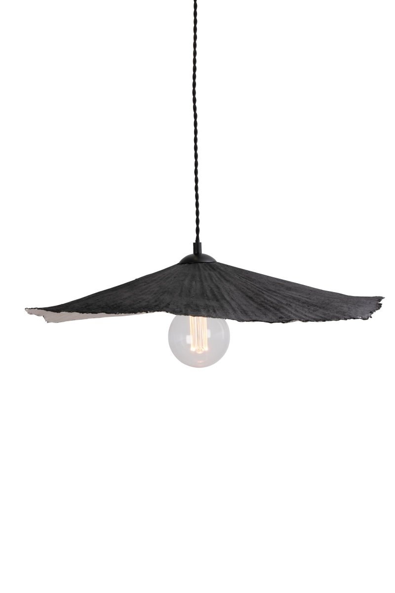 Tropez Ø60 Svart Taklampe Fra Globen Lighting - Denne lampen er h&aring;ndlaget i papir, noe som betyr at den kan variere i form fra v&aring;re produktbilder, hver lampe er unik.