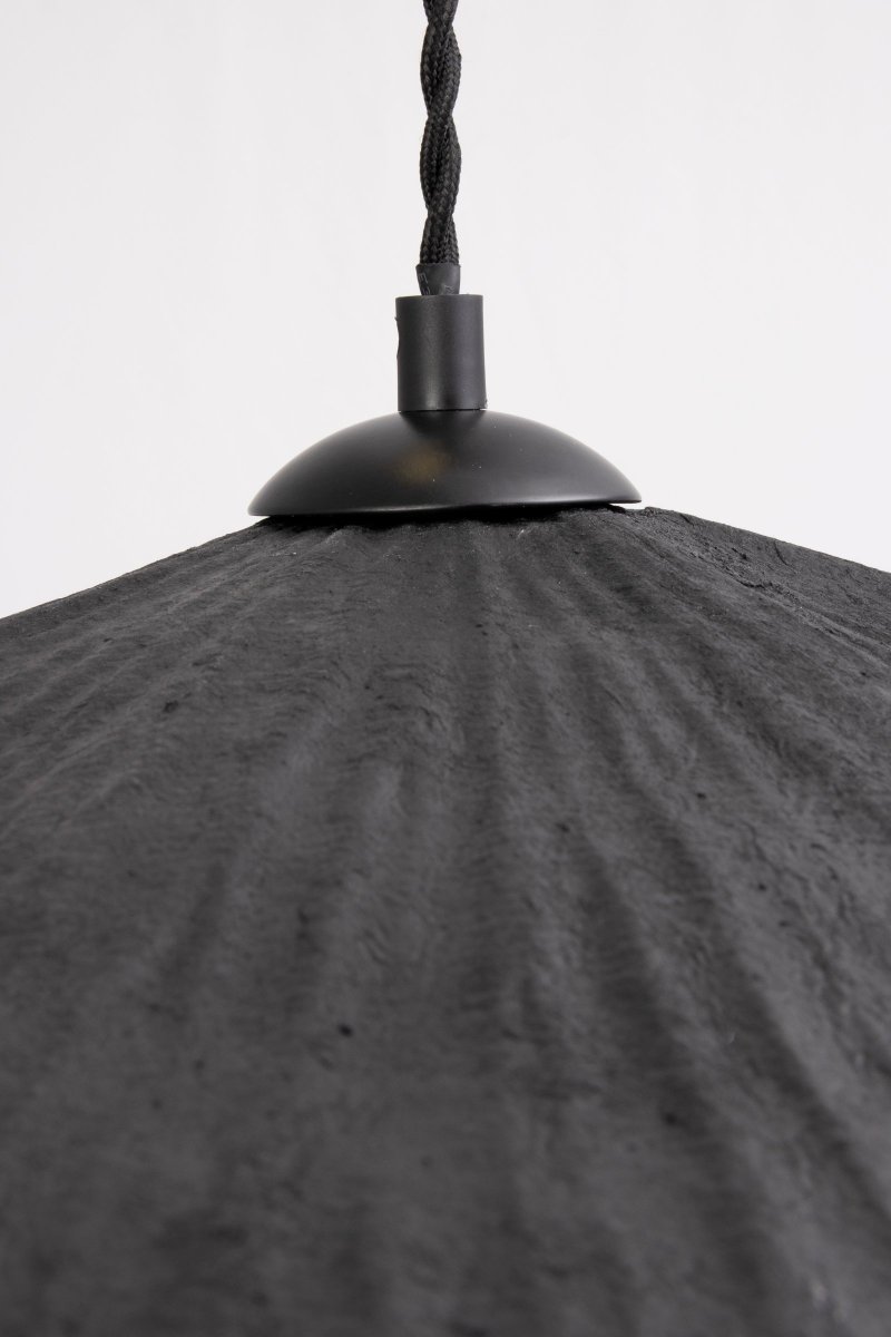 Tropez Ø60 Svart Taklampe Fra Globen Lighting - Denne lampen er h&aring;ndlaget i papir, noe som betyr at den kan variere i form fra v&aring;re produktbilder, hver lampe er unik.