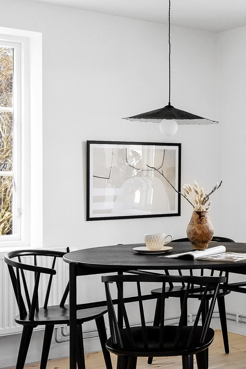 Tropez Ø60 Svart Taklampe Fra Globen Lighting - Denne lampen er h&aring;ndlaget i papir, noe som betyr at den kan variere i form fra v&aring;re produktbilder, hver lampe er unik.