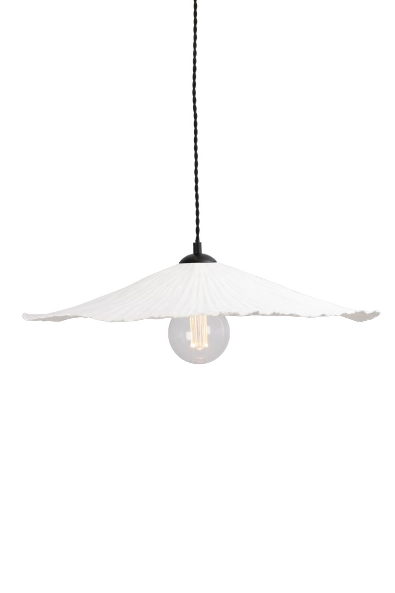 Tropez Ø60 Hvit Taklampe Fra Globen Lighting - Lampen har en 120 cm lang tvunnet tekstilledning og takkopp, kronekobling for taktilkobling er ikke inkludert.