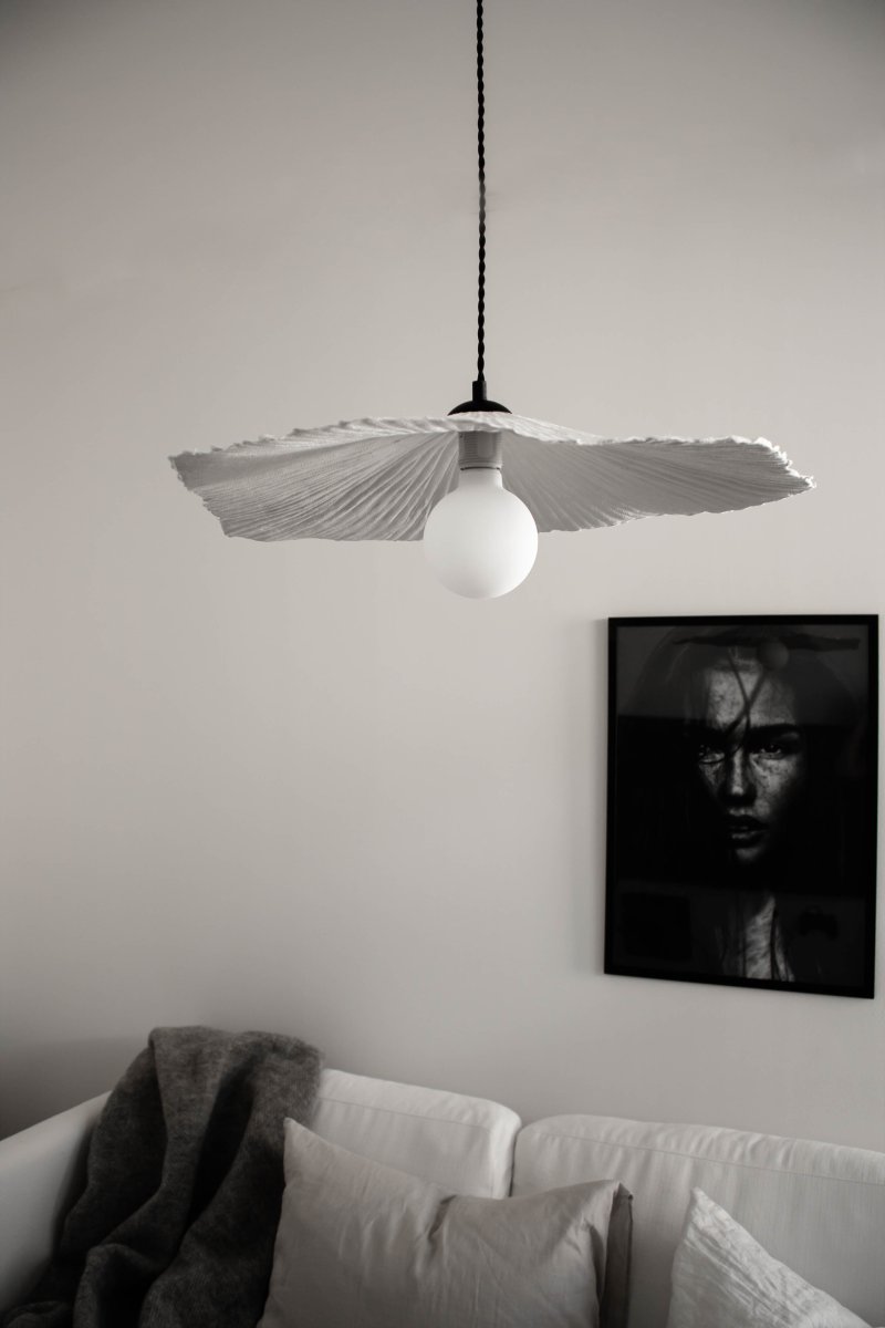 Tropez Ø60 Hvit Taklampe Fra Globen Lighting - Lampen har en 120 cm lang tvunnet tekstilledning og takkopp, kronekobling for taktilkobling er ikke inkludert.