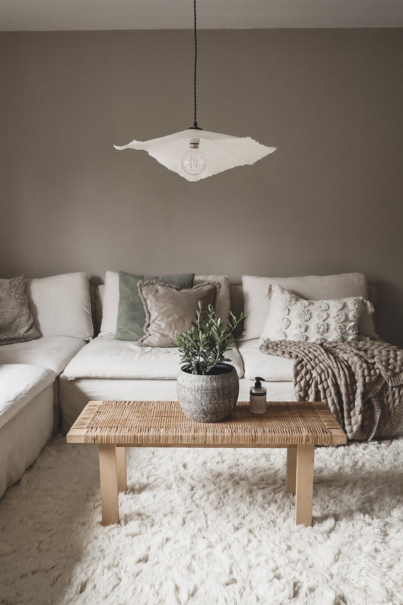 Tropez Ø60 Hvit Taklampe Fra Globen Lighting - Lampen har en 120 cm lang tvunnet tekstilledning og takkopp, kronekobling for taktilkobling er ikke inkludert.