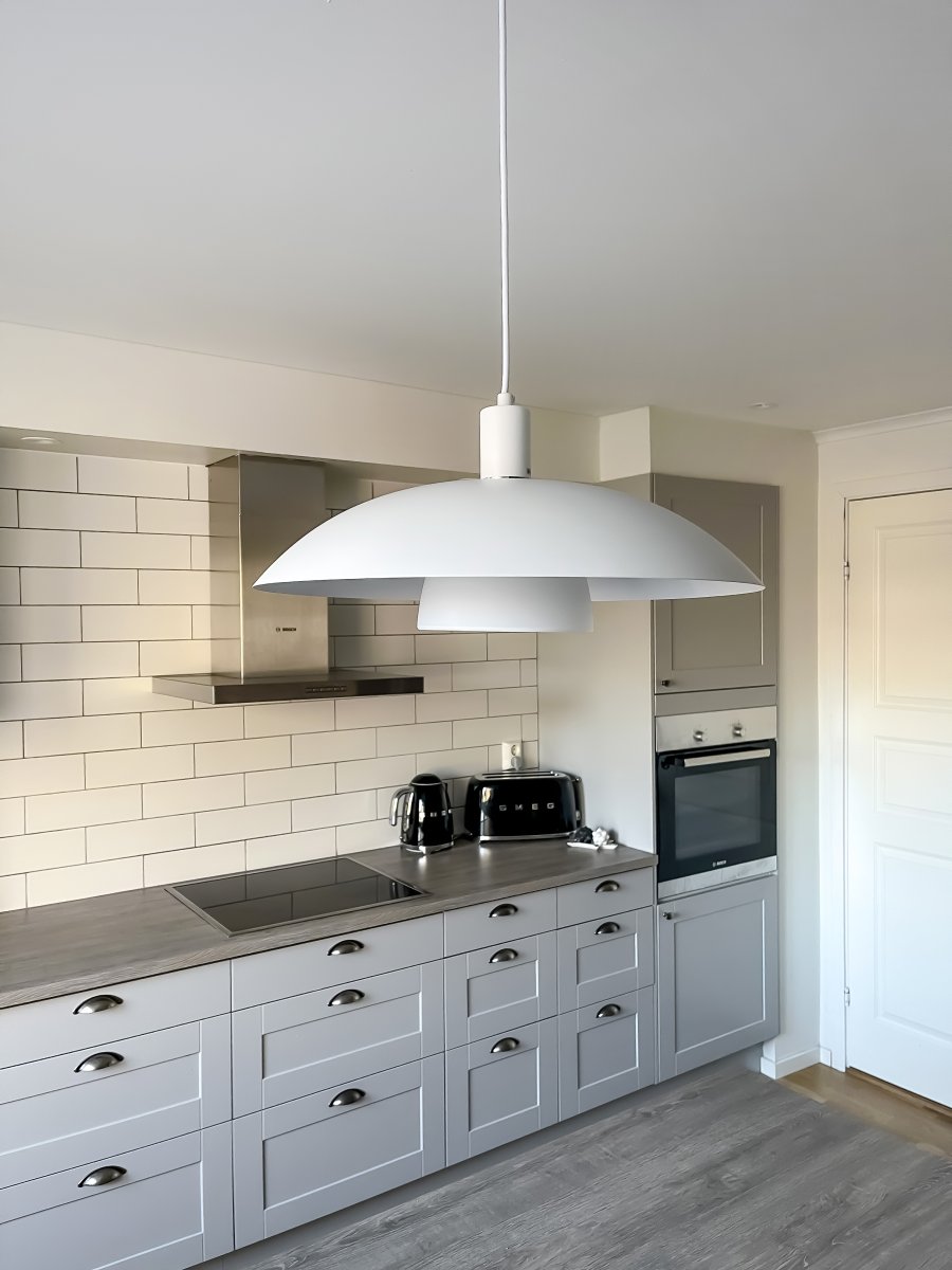 Alfa Ø42 Hvit Taklampe Fra Aneta Lighting - Alfa en klassisk takpendel med et moderne preg som passer godt over bordet på kjøkkenet.