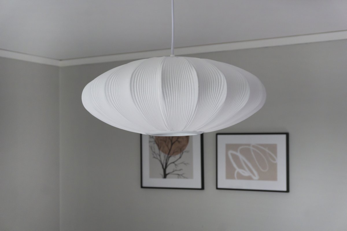 Mamsell Ø45 Hvit Taklampe Fra Aneta Lighting - Mamsell taklampe er dekket med fint plissert stretchstoff som gir et behagelig, lett dempet lys.