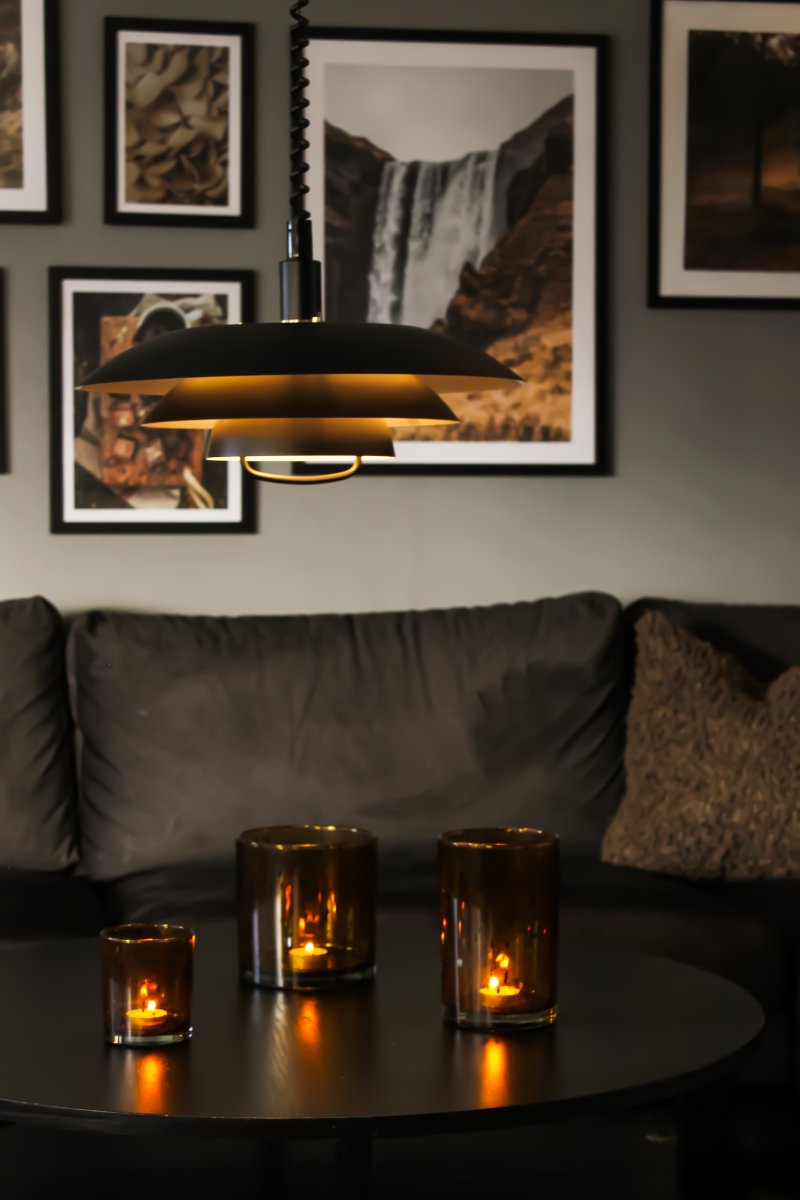 Epsilon Ø45 Svart Taklampe Fra Aneta Lighting - Epsilon leveres med doble sett med dekorative ringer og knotter, velg mellom krom eller matt messing avhengig av hva som passer best til hjemmet ditt.