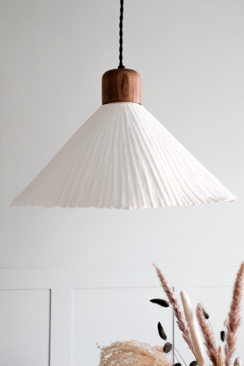 Linnea Ø40 Taklampe Fra Globen Lighting - Linnea er h&aring;ndlaget og laget av Papier-mach&eacute;, fransk for tygget papir, det vil si papir og lim.