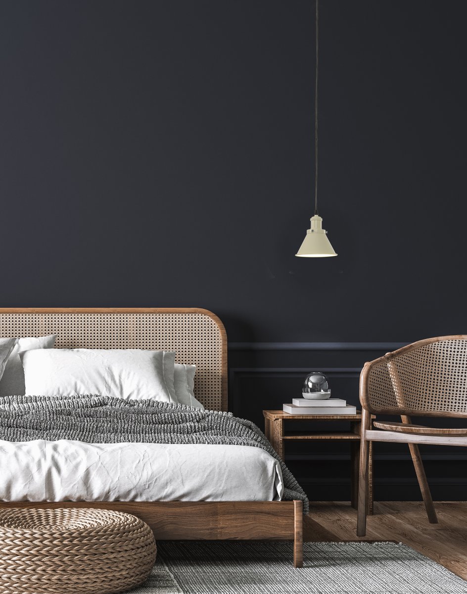Paris Ø15 Beige vinduslampe Fra Aneta Lighting - Paris-vinduslampen er laget i en h&oslash;yglans sandfarge.