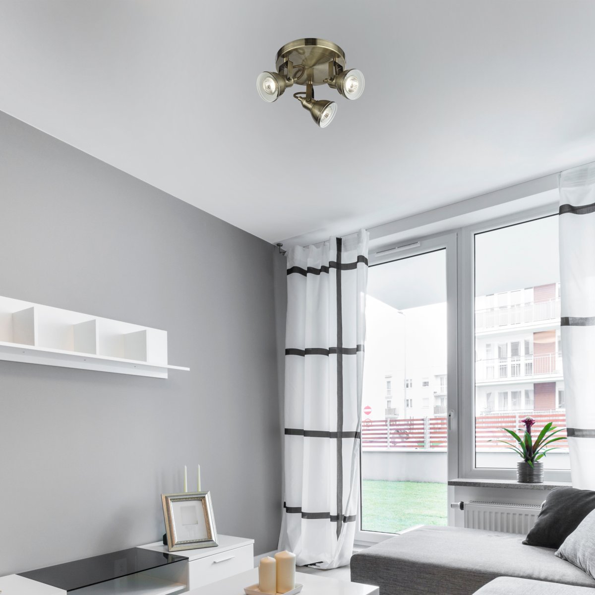 Focus 3 Antikk messing spotlight Fra Searchlight - Focus takspotlight i antikk messing med tre lyskilder og rund bunnplate gir et attraktivt, sentralt lyspunkt for ethvert rom i hjemmet ditt.
