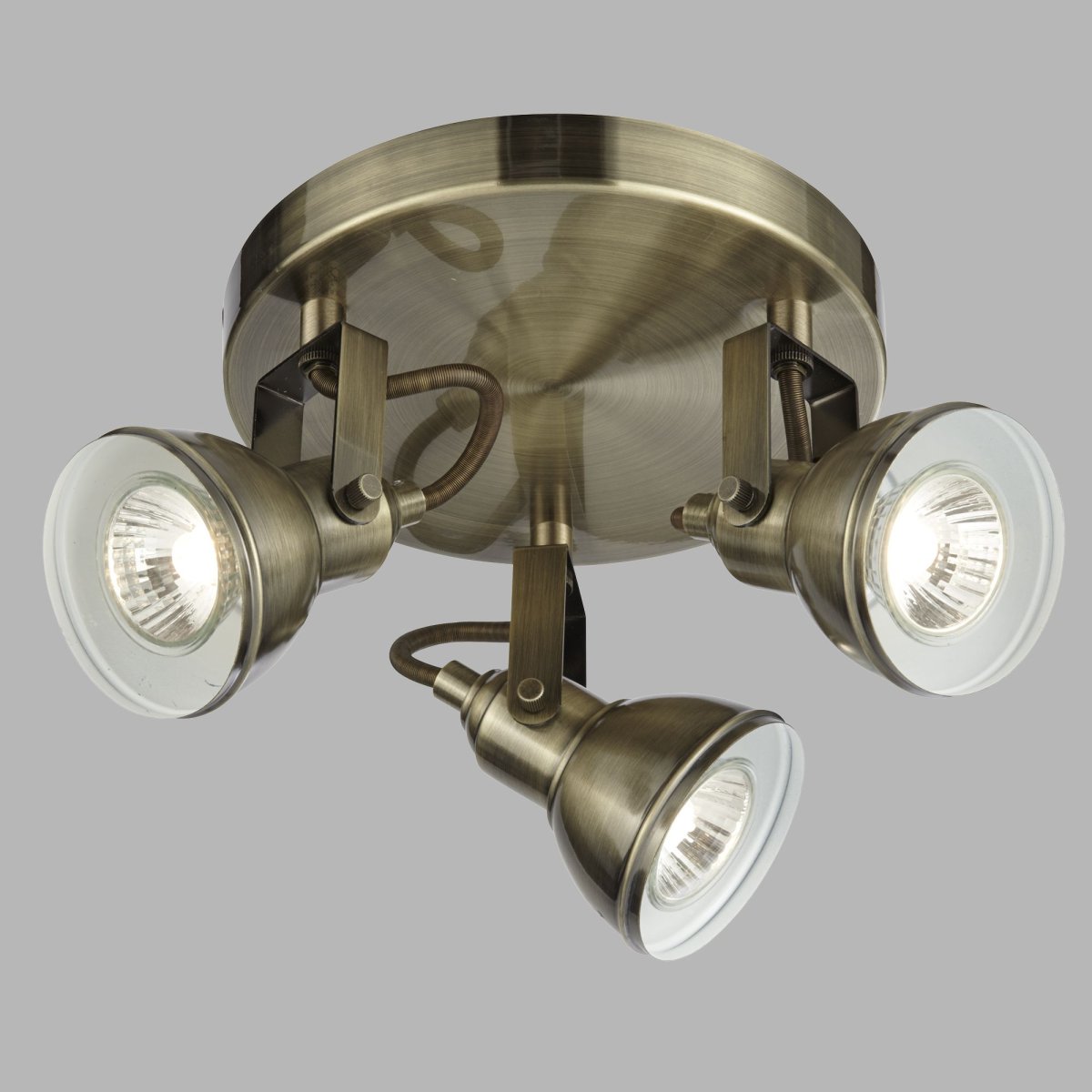 Focus 3 Antikk messing spotlight Fra Searchlight - Focus takspotlight i antikk messing med tre lyskilder og rund bunnplate gir et attraktivt, sentralt lyspunkt for ethvert rom i hjemmet ditt.