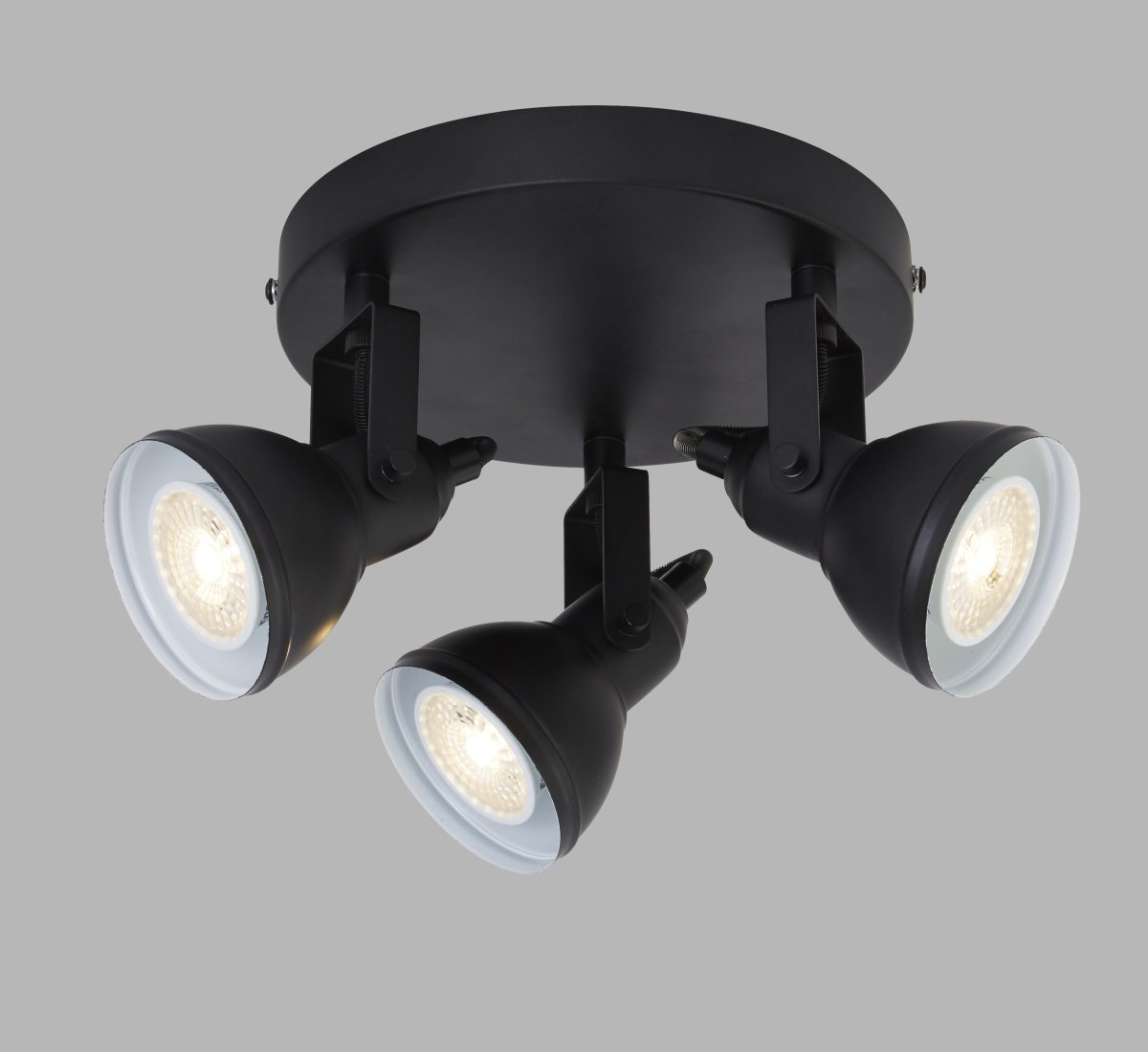 Focus 3 Matt svart spotlight Fra Searchlight - Fokuser spotlight med tre lyskilder f&oslash;rst p&aring;; en rund, svart metallplate og er perfekt for mindre rom som soverom eller hjemmekontorer.
