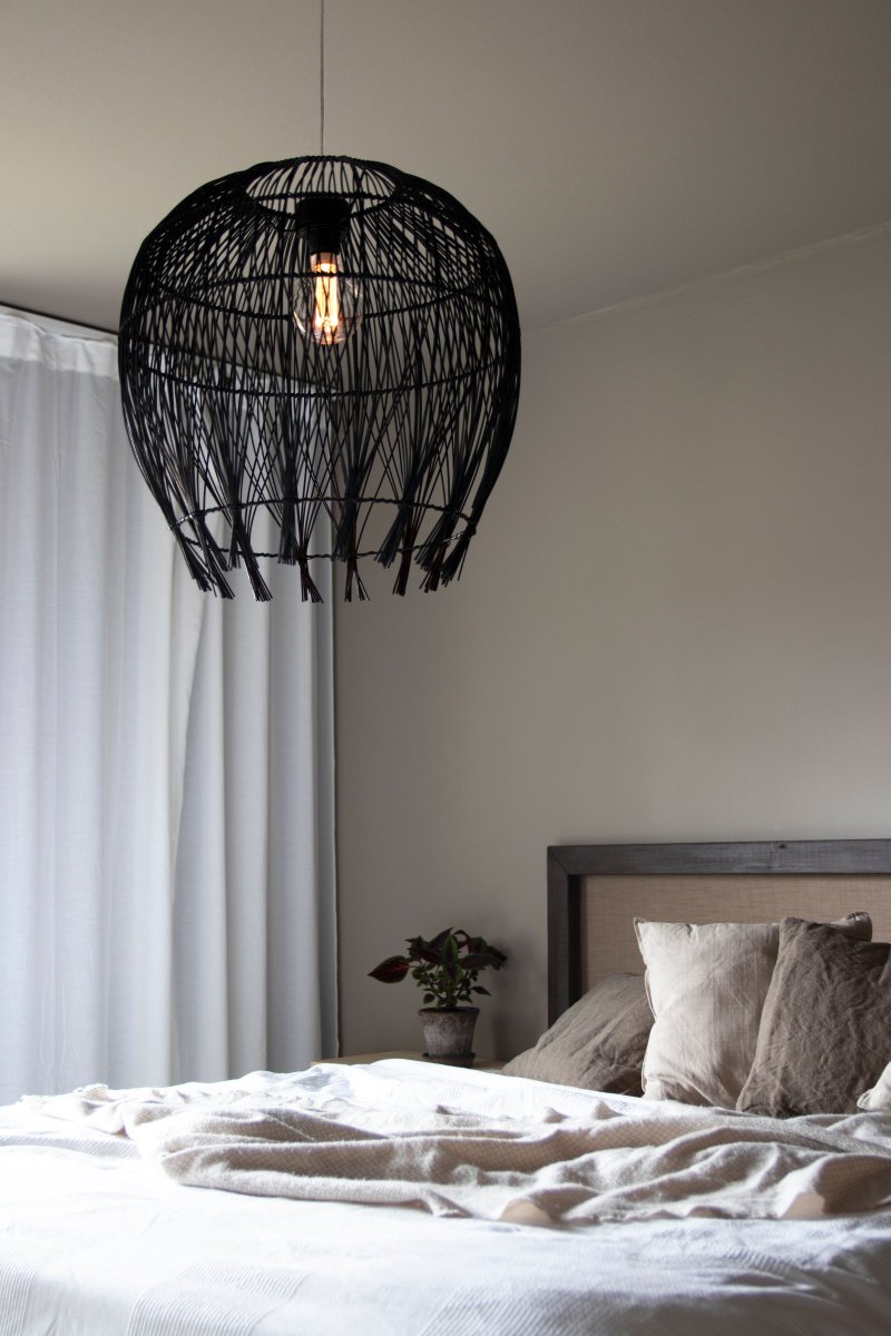 Montego Ø50 Svart Taklampe Fra Globen Lighting - Skjermen har en ringbase beregnet for oppheng med E27-kontakt.
