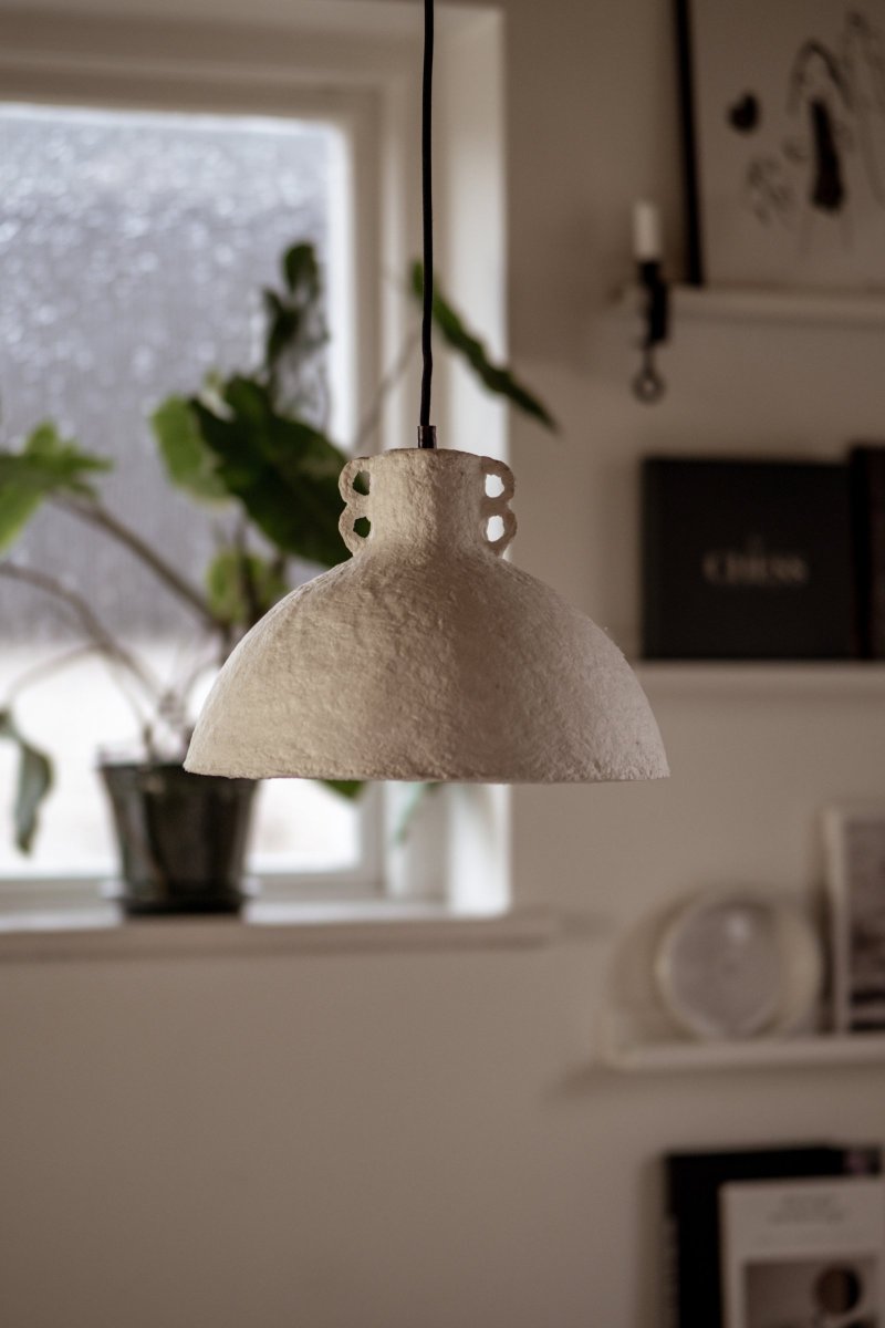 Maché Ø30 Hvit Taklampe Fra Globen Lighting - som betyr at den er st&oslash;pt av en masse best&aring;ende av papir og lim.