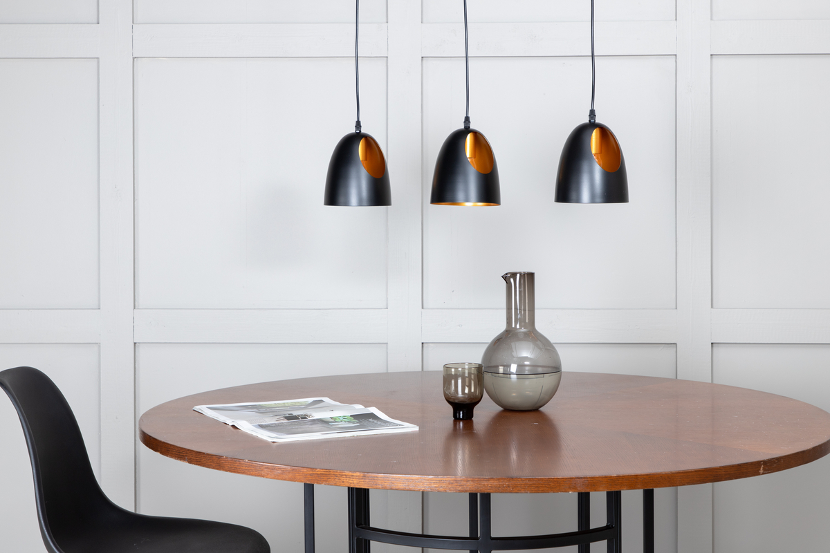 Elda 75cm Svart Taklampe Fra Venture Design - Med tre lampeskjermer formet som en kuppel og et kobberfarget interi&oslash;r, gir den rommet en varm f&oslash;lelse.