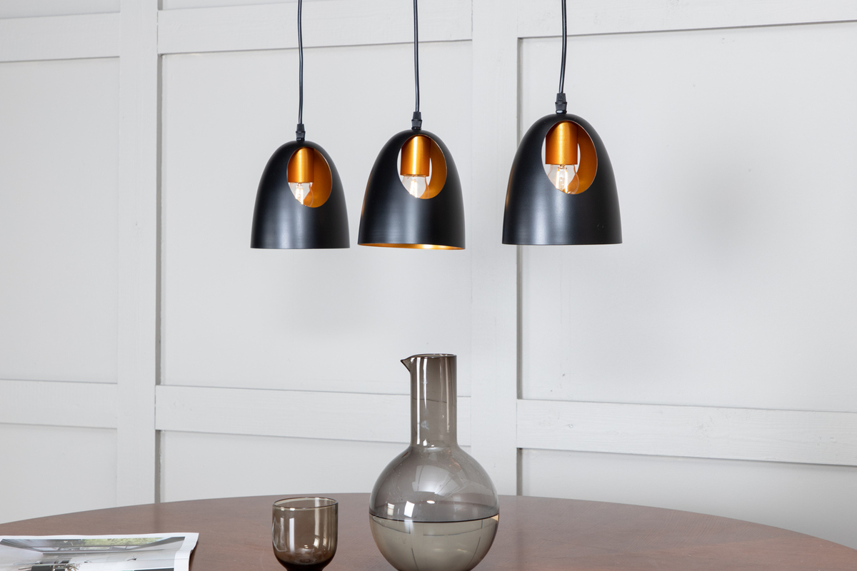 Elda 75cm Svart Taklampe Fra Venture Design - Med tre lampeskjermer formet som en kuppel og et kobberfarget interi&oslash;r, gir den rommet en varm f&oslash;lelse.