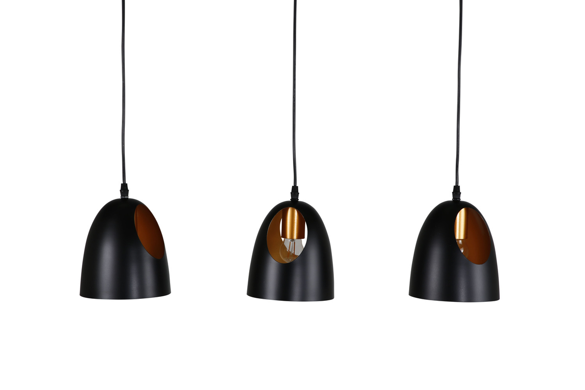 Elda 75cm Svart Taklampe Fra Venture Design - Med tre lampeskjermer formet som en kuppel og et kobberfarget interi&oslash;r, gir den rommet en varm f&oslash;lelse.