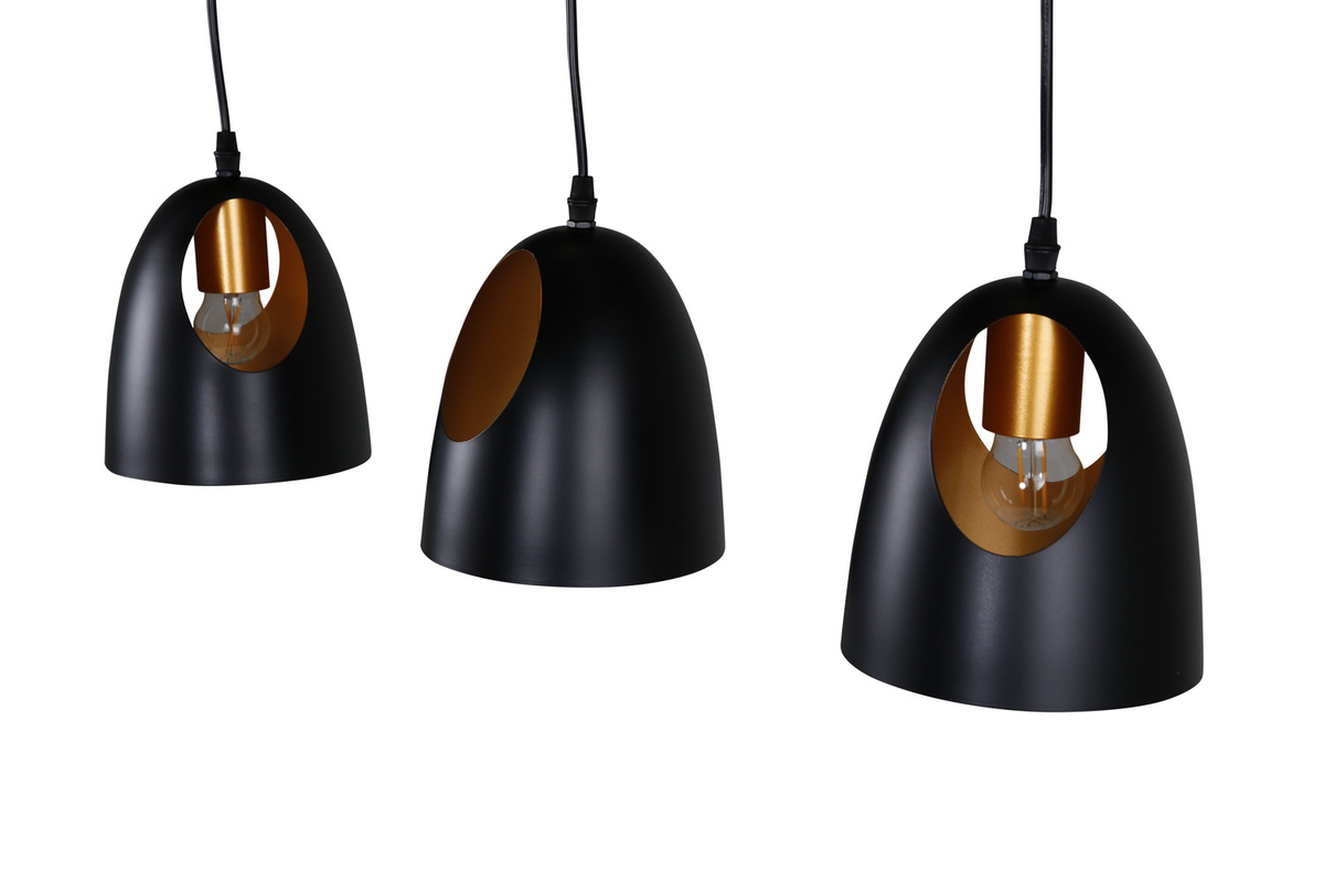 Elda 75cm Svart Taklampe Fra Venture Design - Med tre lampeskjermer formet som en kuppel og et kobberfarget interi&oslash;r, gir den rommet en varm f&oslash;lelse.