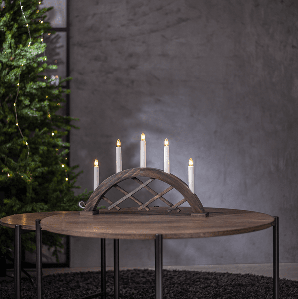 Rute Brun Fra Star Trading - La julevarmen spre seg i vinduet ditt med denne klassiske lysestaken.