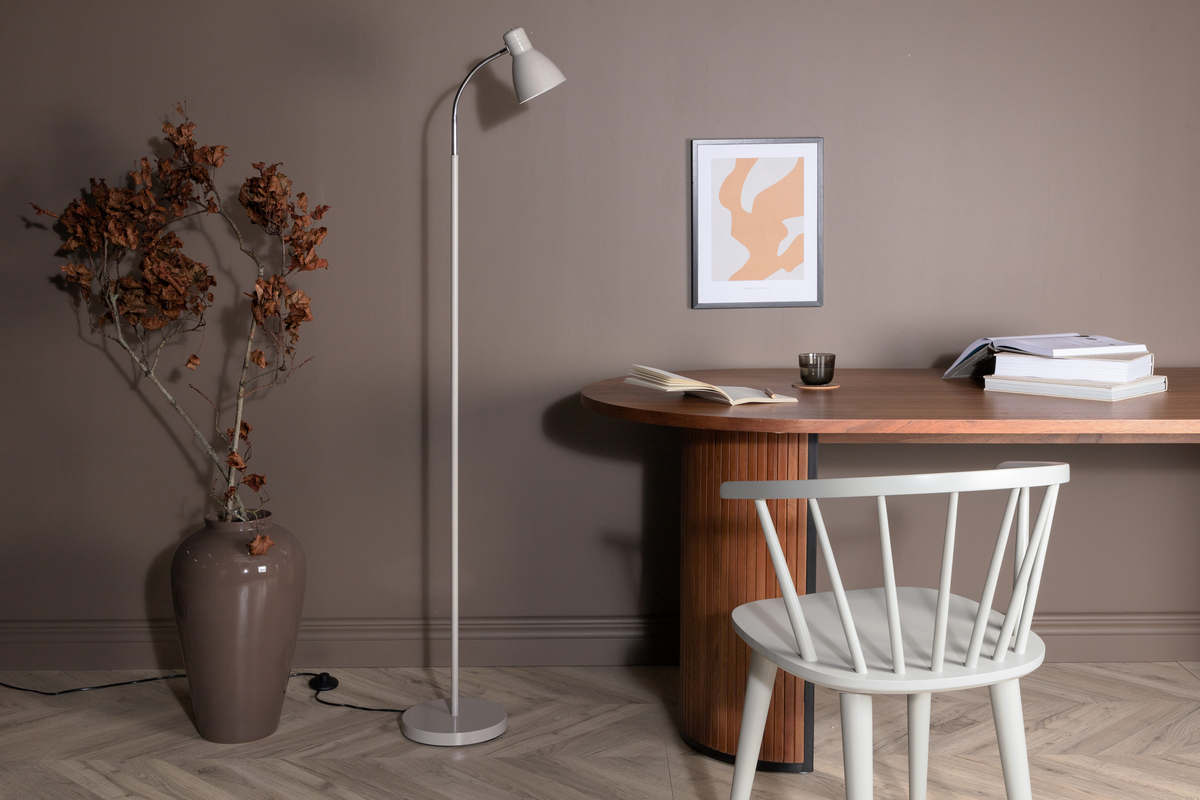 Lina Beige gulvlampe Fra Venture Design - Lina gl&oslash;delampe med fleksibel arm og justerbar skjerm passer perfekt ved siden av sofaen eller lenestolen for alle kveldens lesestunder!
