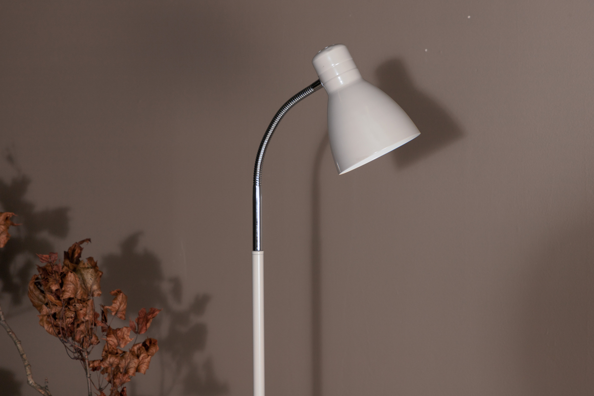 Lina Beige gulvlampe Fra Venture Design - Lina gl&oslash;delampe med fleksibel arm og justerbar skjerm passer perfekt ved siden av sofaen eller lenestolen for alle kveldens lesestunder!