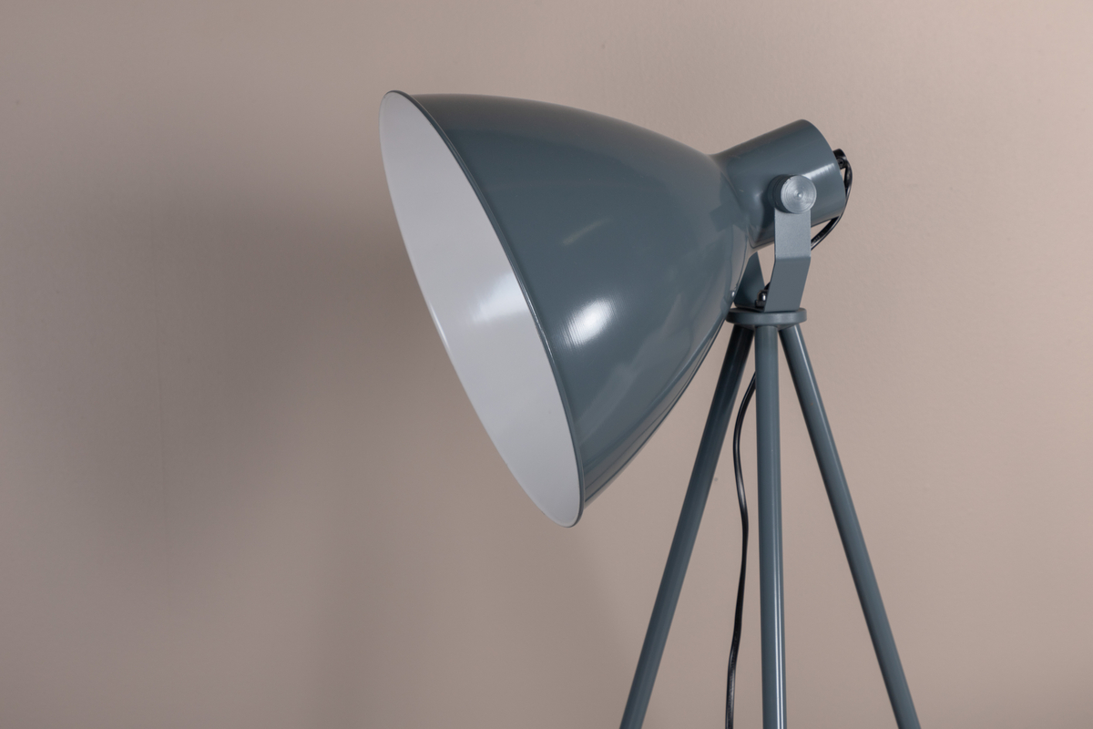 Tiv Blå gulvlampe Fra Venture Design - Tiv-gulvlampen blir et massivt lyspunkt i hjemmet p&aring; tre ben og med en stor, roterbar skjerm.