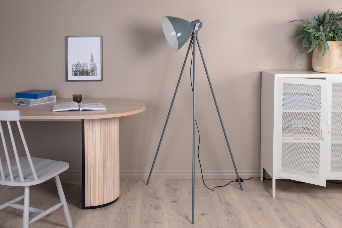 Tiv Blå gulvlampe Fra Venture Design - Tiv-gulvlampen blir et massivt lyspunkt i hjemmet p&aring; tre ben og med en stor, roterbar skjerm.