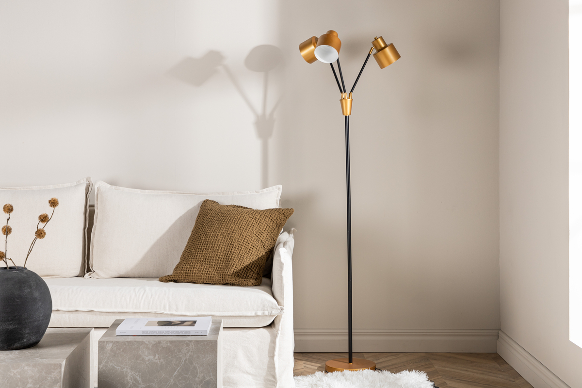 Vifta 3 Svart gulvlampe Fra Venture Design - Gulvlampe i svart og messing med tre skjermer som kan justeres etter behov.