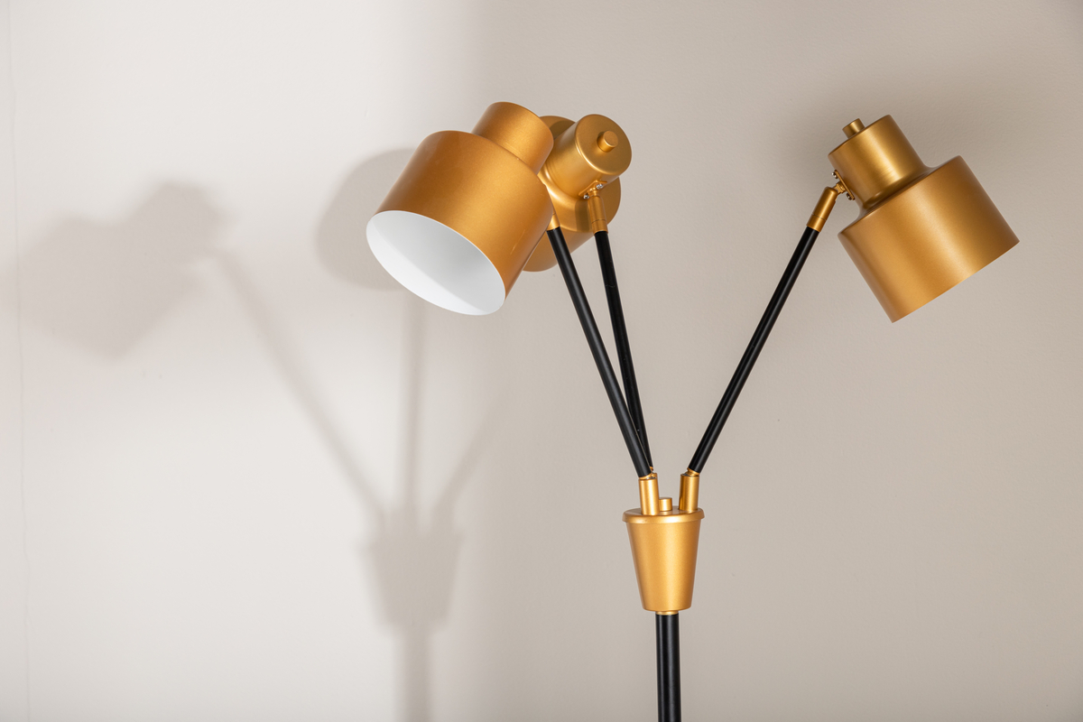 Vifta 3 Svart gulvlampe Fra Venture Design - Gulvlampe i svart og messing med tre skjermer som kan justeres etter behov.
