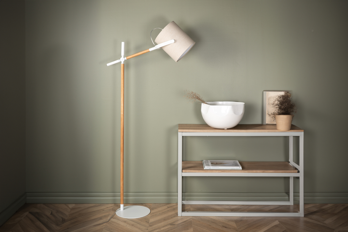 Dennis Hvit/tre gulvlampe Fra Venture Design - 