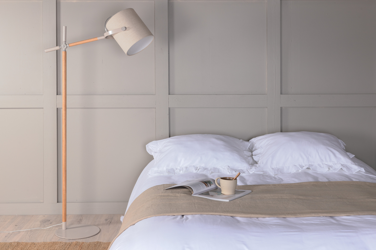 Dennis Beige/tre gulvlampe Fra Venture Design - Dennis er en moderne gulvlampe med justerbar skaft og en beige linskjerm som gir et mykt og behagelig lys.