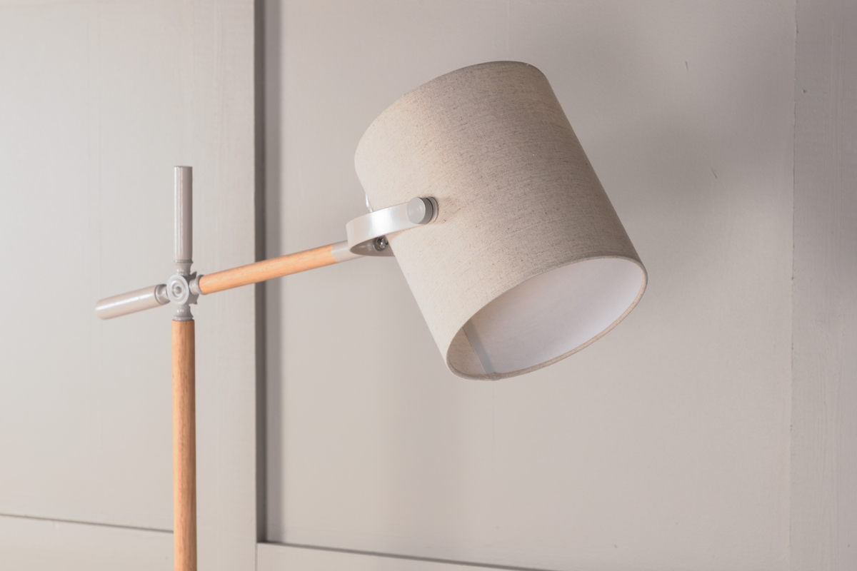 Dennis Beige/tre gulvlampe Fra Venture Design - Dennis er en moderne gulvlampe med justerbar skaft og en beige linskjerm som gir et mykt og behagelig lys.