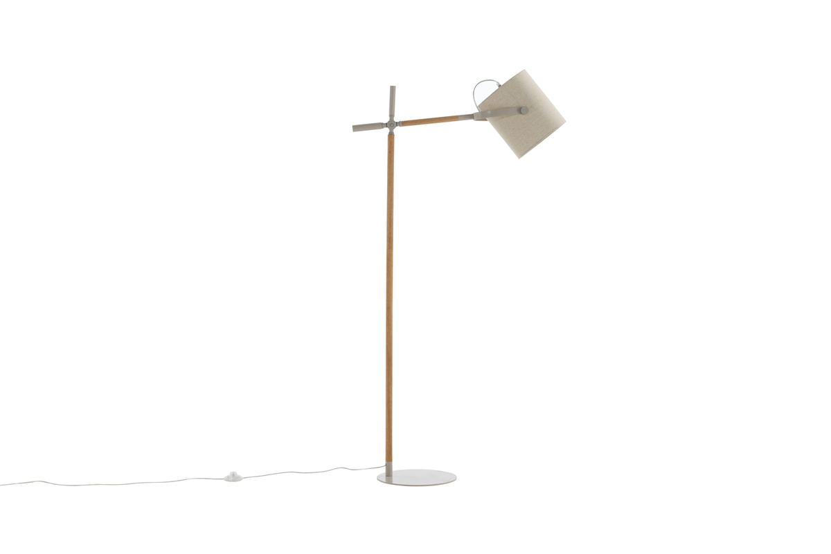 Dennis Beige/tre gulvlampe Fra Venture Design - Dennis er en moderne gulvlampe med justerbar skaft og en beige linskjerm som gir et mykt og behagelig lys.
