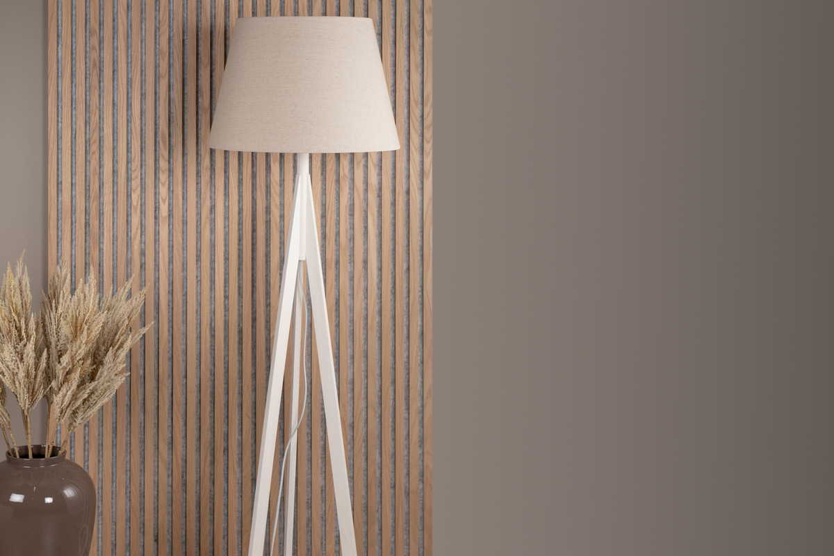 Kona Hvit gulvlampe Fra Venture Design - Kona er en stilig gulvlampe i tre med hvite ben og en beige linskjerm.