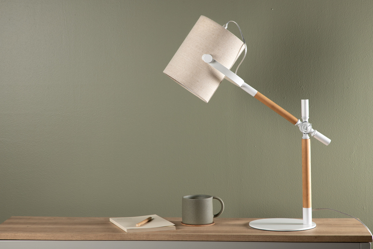 Dennis 66cm Hvit/tre skrivebordslampe Fra Venture Design - Den beige linskjermen gir rommet et behagelig lys, og kombinasjonen av hvitt metall og tredetaljer gj&oslash;r lampen b&aring;de stilig og tidl&oslash;s.