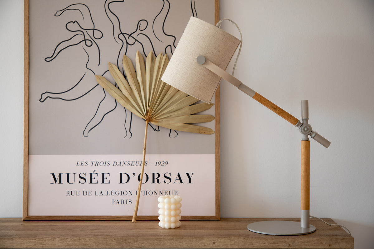 Dennis 66cm Beige/tre skrivebordslampe Fra Venture Design - Lampeskjermen i lin gir rommet et behagelig lys, og kombinasjonen av beige og tredetaljer gj&oslash;r lampen b&aring;de stilig og tidl&oslash;s.