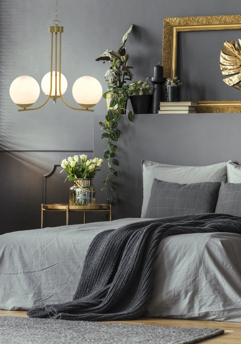 Orfeus Ø44 Matt messing Taklampe Fra Aneta Lighting - ORFEUS en taklampe i matt messing med tre glasskupler i opalhvitt.