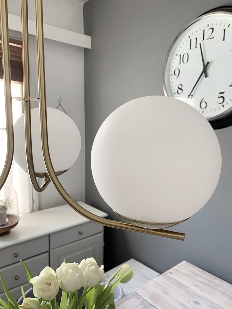 Orfeus Ø44 Matt messing Taklampe Fra Aneta Lighting - ORFEUS en taklampe i matt messing med tre glasskupler i opalhvitt.