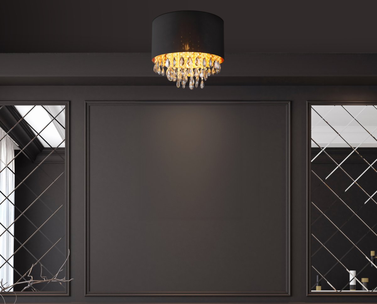 Coletta Ø40 Svart plafond Fra Globo Lighting - Textilsk&auml;rmen med en guldig insida ger ett behagligt sken och i kombination med prismorna som omfamnar ljusk&auml;llan skapas ett vackert ljusspel i rummet n&auml;r lampan &auml;r t&auml;nd.