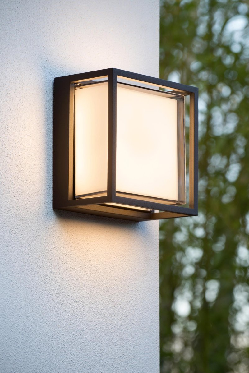 Singa Led Svart utendørslampe Fra Lucide - Singa er utstyrt med en integrert LED-lyskilde og er perfekt for utendørsbelysning.