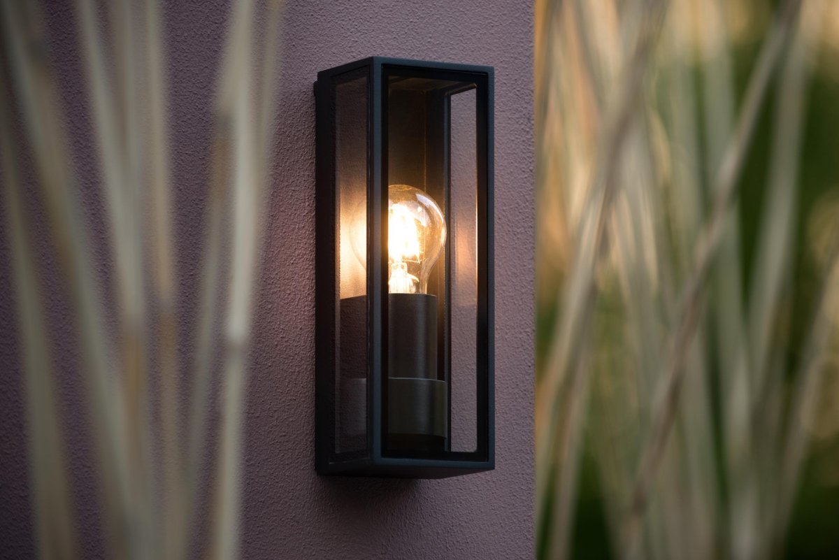 Dukan Svart utendørslampe Fra Lucide - Med en fleksibel monteringsplate festes lampen enkelt til fasaden og kan også enkelt kobles til en dimmer.