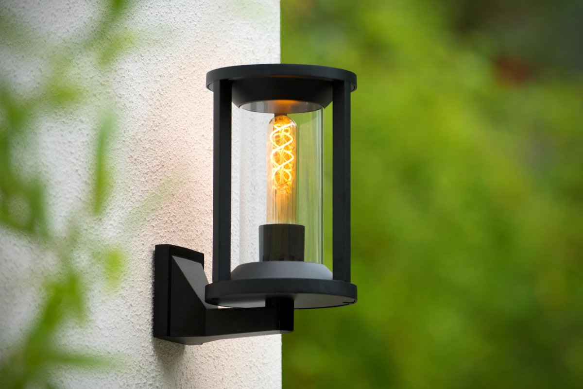 Cadix Svart utendørslampe Fra Lucide - Cadix tilhører IP65-kategorien, som betyr at den er støvtett og beskyttet mot vannstråler og regn.