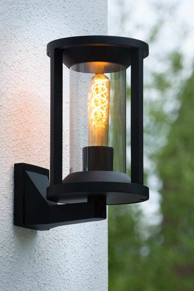Cadix Svart utendørslampe Fra Lucide - Cadix tilhører IP65-kategorien, som betyr at den er støvtett og beskyttet mot vannstråler og regn.