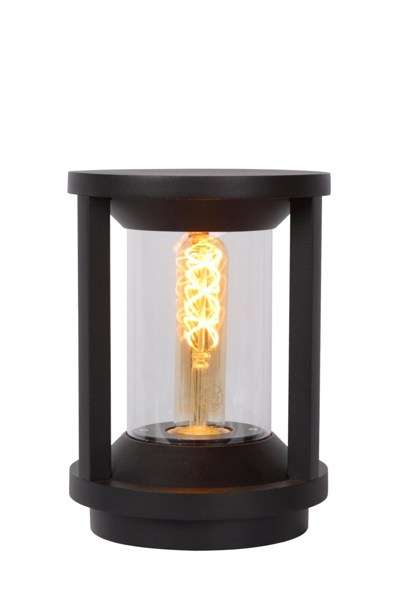 Cadix 22cm Svart Fra Lucide - Cadix tilhører IP65-kategorien, noe som betyr at den er støvtett og beskyttet mot vannstråler og regn, noe som gjør den til en pålitelig lampe for langvarig utendørsbruk.