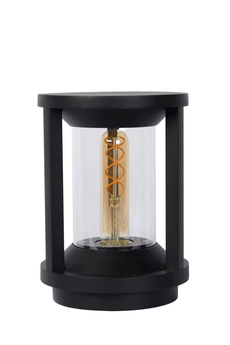 Cadix 22cm Svart Fra Lucide - Cadix tilhører IP65-kategorien, noe som betyr at den er støvtett og beskyttet mot vannstråler og regn, noe som gjør den til en pålitelig lampe for langvarig utendørsbruk.